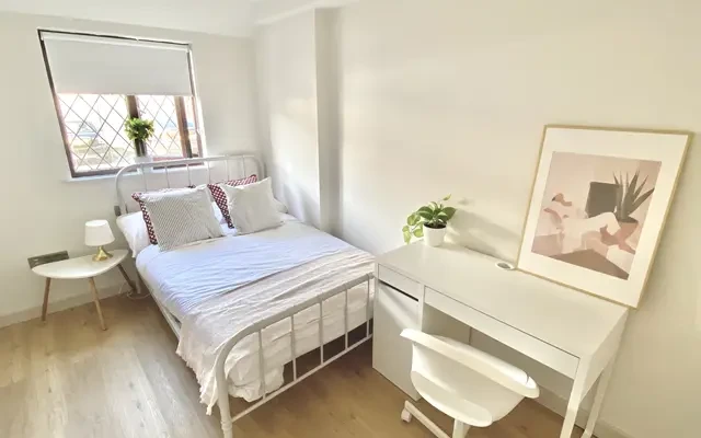 UM-YOLIVING Aldgate East - London student accommodation - 4 Bedroom 4 Bathroom-Room 1