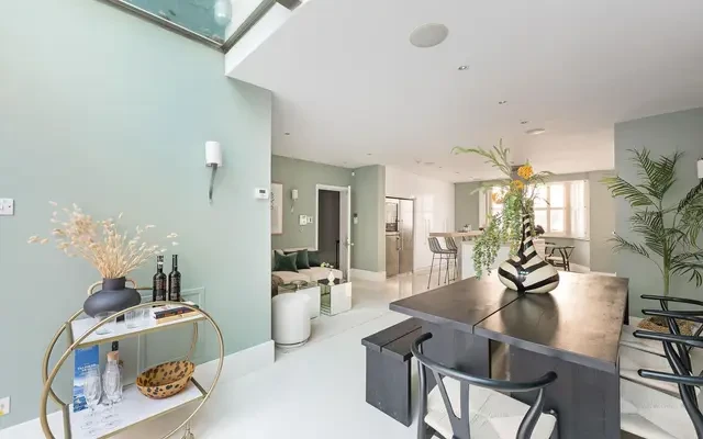Victoria Road, London, W8 5RF 4