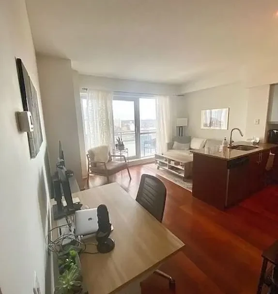 Entire Place·1B1B···83 Redpath Ave