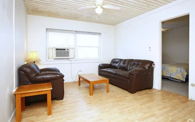 102 N. Gregory, Urbana, IL 61801 3