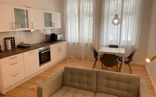 Umfassend modernisierte 3-Zimmer Altbau-Wohnung mit Balkon 0