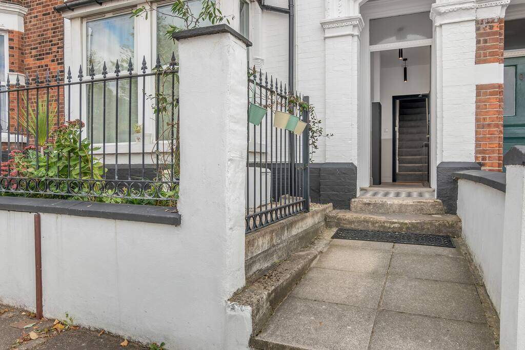 3 bed apartment with parking