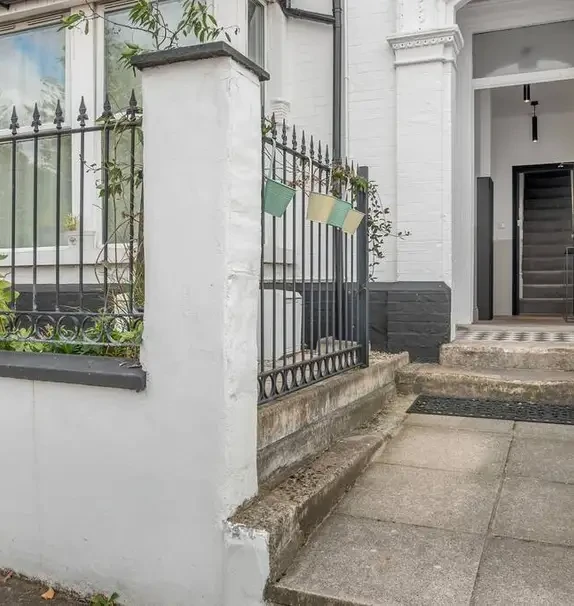 3 bed apartment with parking