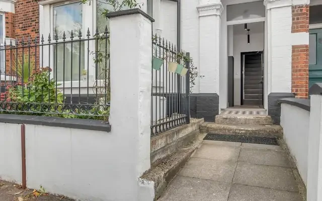 3 bed apartment with parking 0