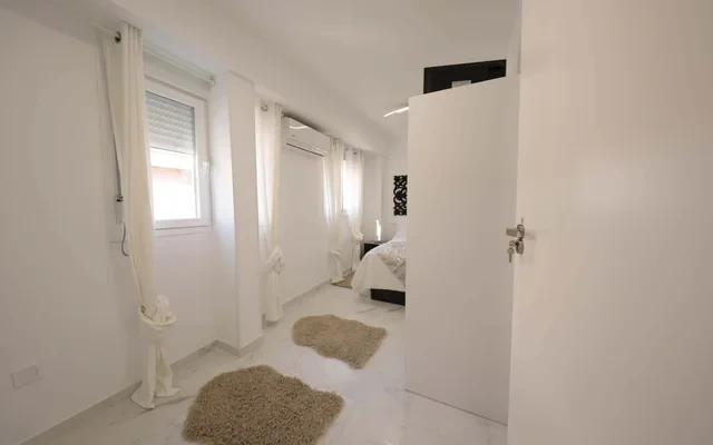 2, Gijon, Madrid, Latina, 28011, ES 4