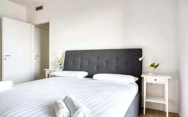 Sophisticated 2-bed flat w/ Desk&Balconies 3