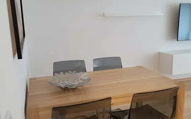 Moderne 3-Zimmer-Wohnung mit grossem Balkon 2