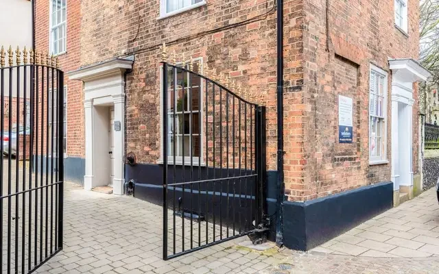 Contemporary 2 bed apartment 2