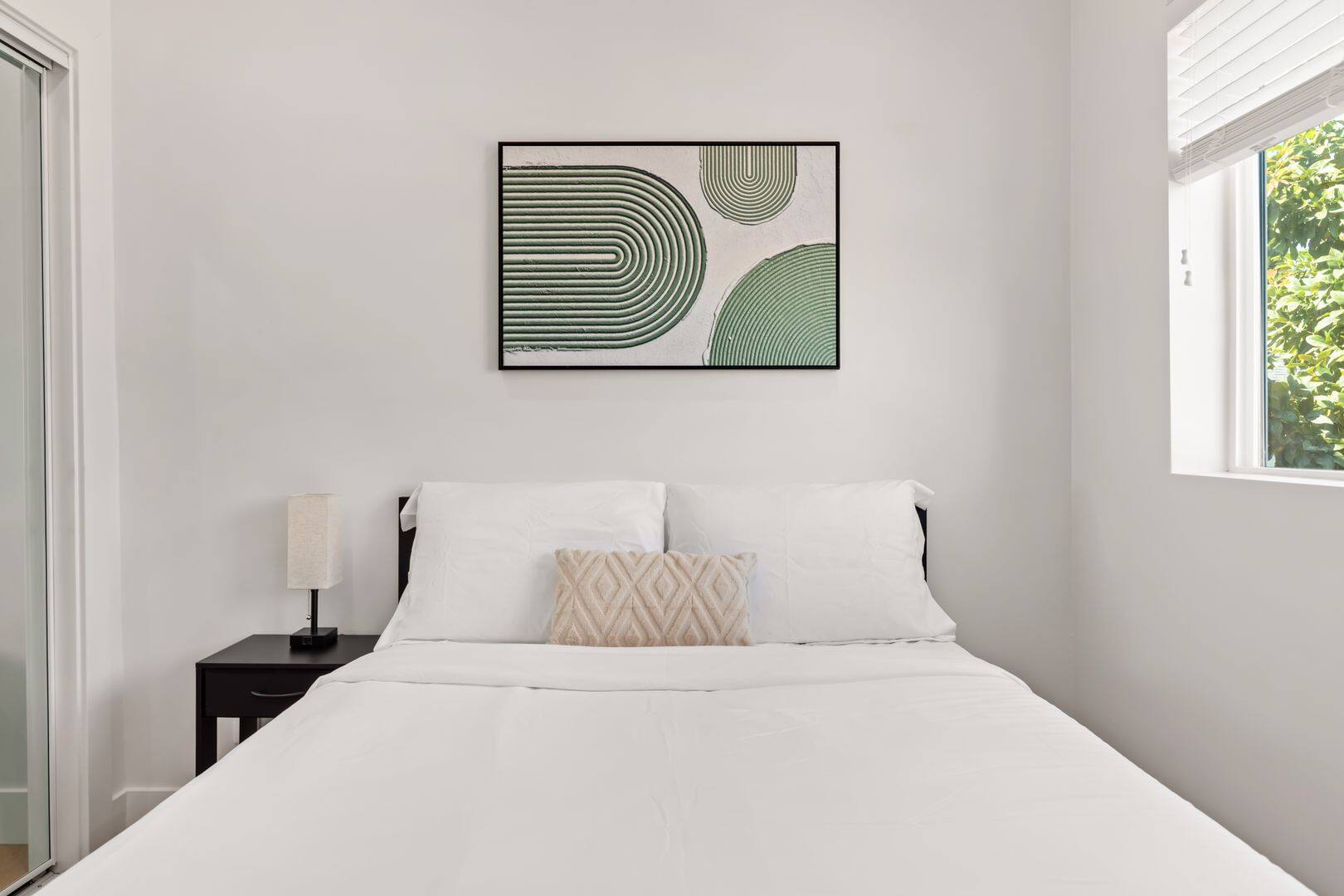 1736 1/2 Kelton Ave Room 1 2
