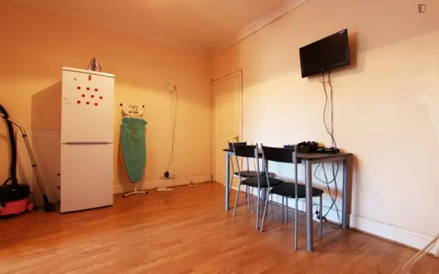 Cosy bedroom in 4-bedroom flat in London 4