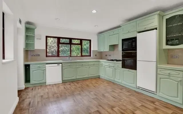 Chadworth Way, Claygate, Esher, KT10 9DB 2
