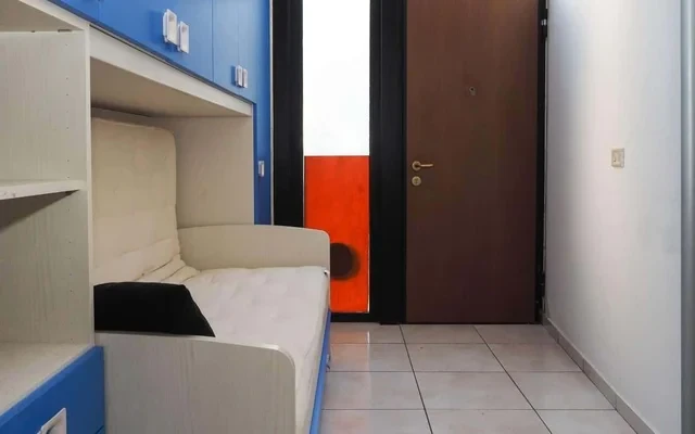 Modern studio apartment for rent close to public transport 3