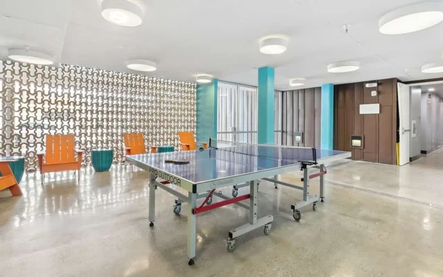 Gibson Flats Apartments - alloggio per studenti a Austin - tavolo da ping pong