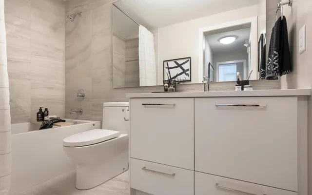 304-8725 University Crescent 1