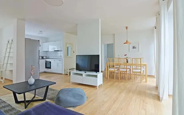 Einziehen und wohlfuhlen: Lichtdurchflutete 3-Zimmer-Wohnung 1