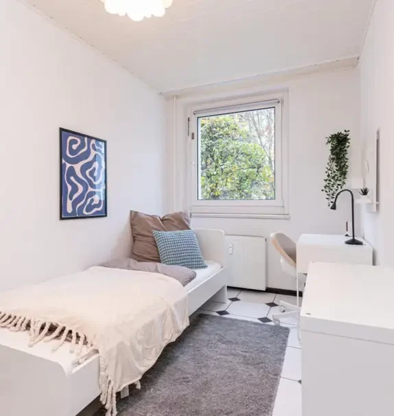Bright single bedroom near the Rehbrücke train station