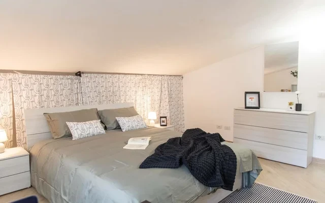 ROOFTOP APARTMENT (up to 4) with LIVING AREA, OFFICE STATION, PRIVATE ROOF, 15 min to ROME-DOWNTOWN #R19 2