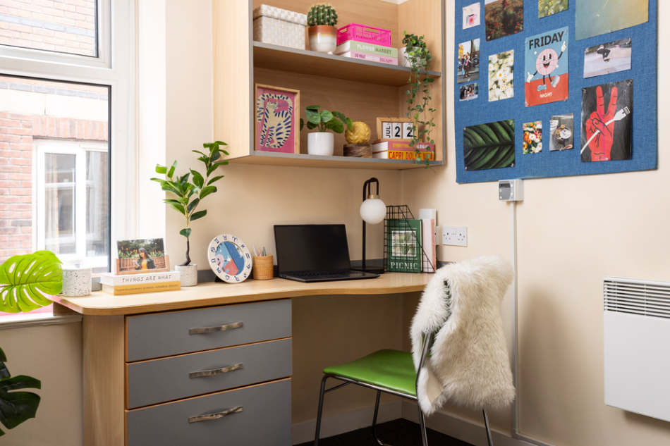 Large Ensuite: Three Bed Flat