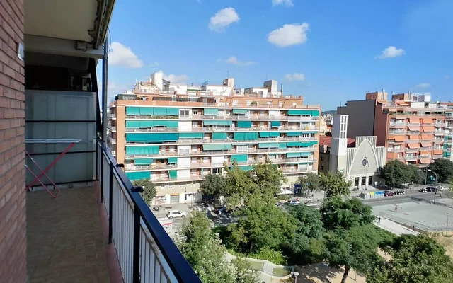 Carrer de Violant d'Hongria Reina d'Arago 1