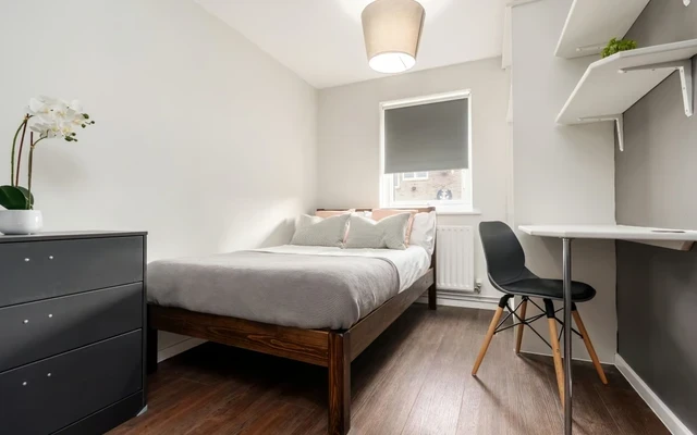 Flat 2, 28 Church Street 2