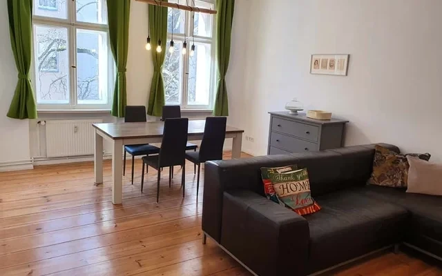 Madita - grosse Altbau-Wohnung mit 2 Schlafzimmern im schoenen Wedding 0