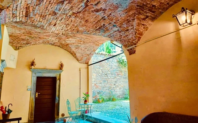 Palazzo antico con due balconi 0