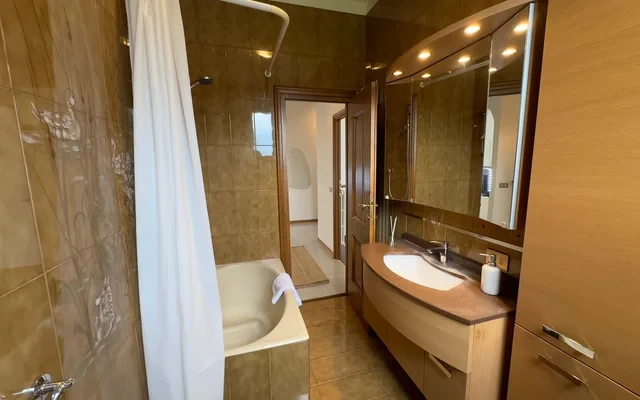Tavernola Suites • A due passi dal Traghetto 1