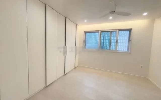 Split Open-Plan High-End Studio Apartment 2