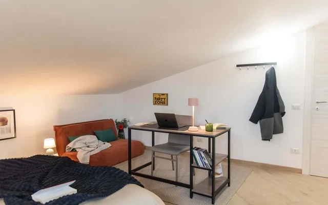 ATTIC APARTMENT (up to 4) with LIVING AREA, PRIVATE TERRACE, 15 min to ROME-DOWNTOWN #R18 3