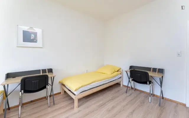 Bed in a large triple bedroom, near Tempelhofer Feld 4