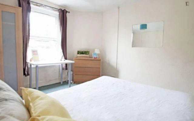 Bright double bedroom in Wood Green 2