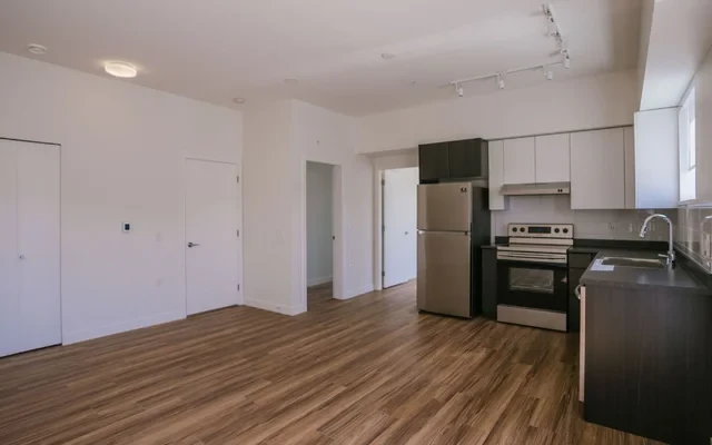 3583 Kingsway 4