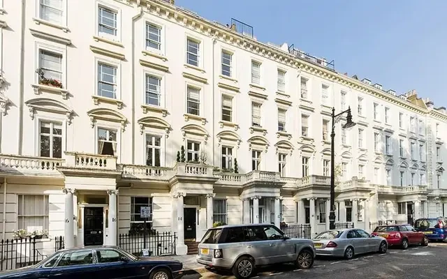 St Georges Square, Pimlico, London, SW1V 2HP 2