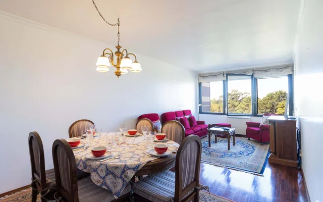 Spacious 3-Bedroom Apartment on Rua Alfredo Keil, Porto 0