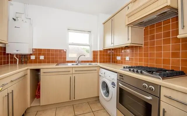 Ravens Close, Surbiton, KT6 4QG 3