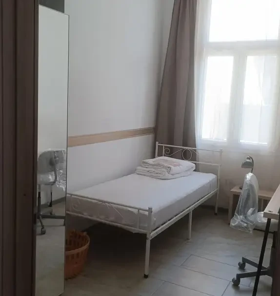 Single bedroom in 4-bedroom apartment