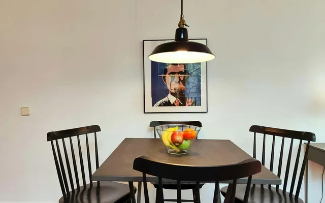 Sun-filled, comfy & central. Views of La Rambla.RJ 3