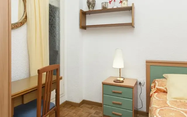 Good looking single bedroom close to UPC - Campus Sud, for a tenant that speaks Spanish 2