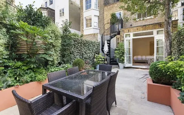 St Georges Square, Pimlico, London, SW1V 2HP 0
