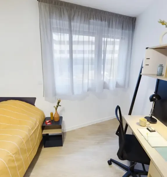 Charismatic double ensuite bedroom near the Clermont la Rotonde train station