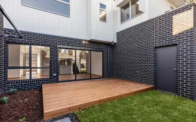 2/11 Paul Street, Doncaster 3