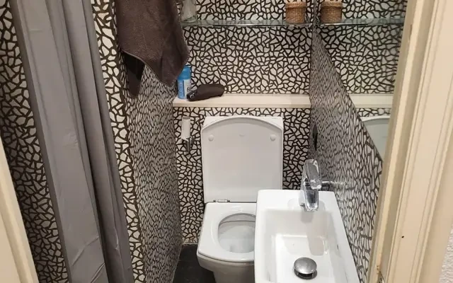 Comfortable double bedroom with share bathroom and internal window close to Rocafort metro station 4