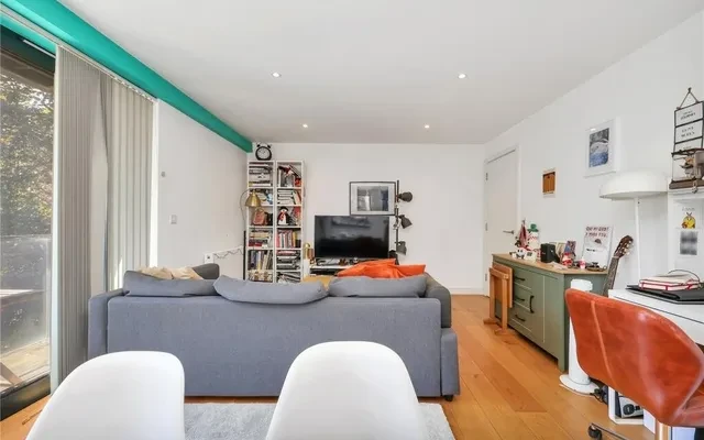 LH-161 Kingsland Road 3