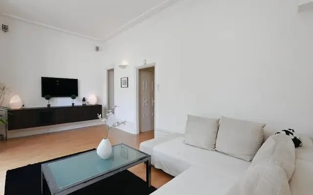 Redcliffe Gardens, Chelsea, London, SW10 9HE 1