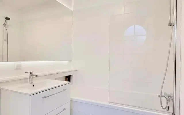 Bright 2-bedroom apartment for rent in Santa Apolonia, Lisbon 4