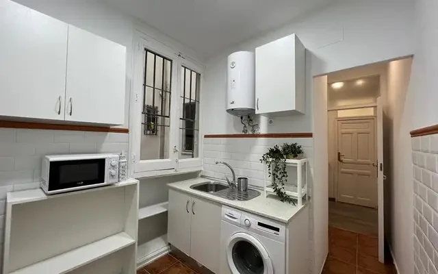 Cozy single bedroom in a property with balcony 4