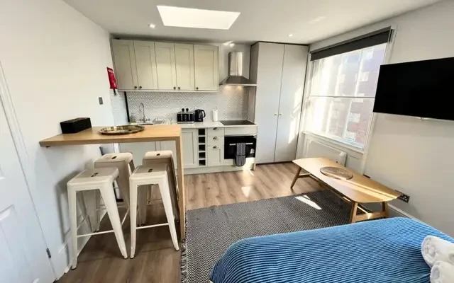 LH-195 Gloucester Place 2