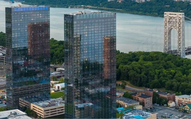 The Modern at 100 Park Avenue 0
