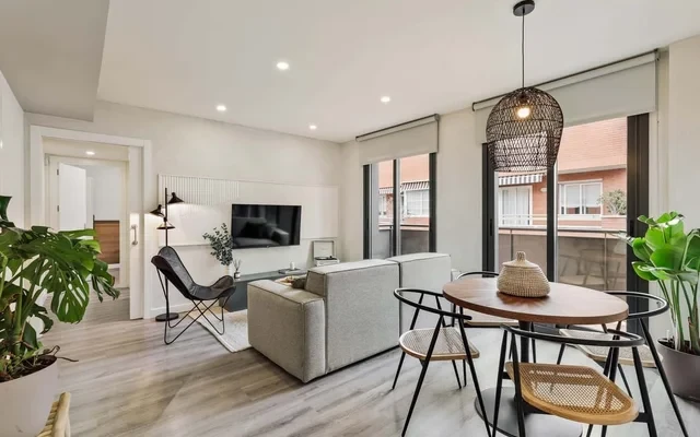 Falco - 2 bedrooms with shared pool in Les Corts 2
