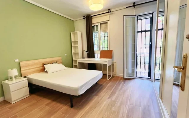 Apartment in Calle de Roma, Madrid for 330 m² with 8 bedrooms 4